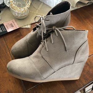 Price⬇️ Taupe wedge booties size 9